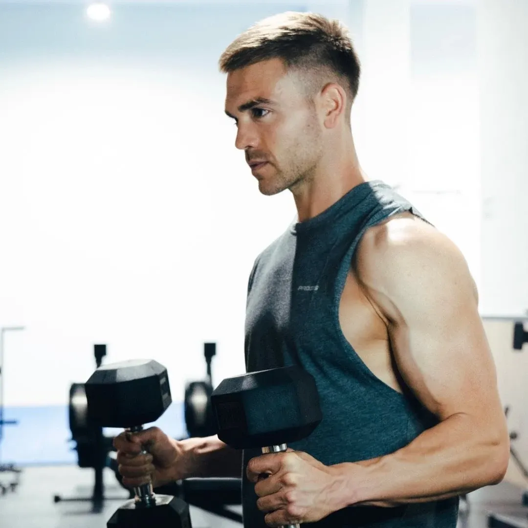 Eneko Andrés entrenando con mancuernas en el gimnasio.
